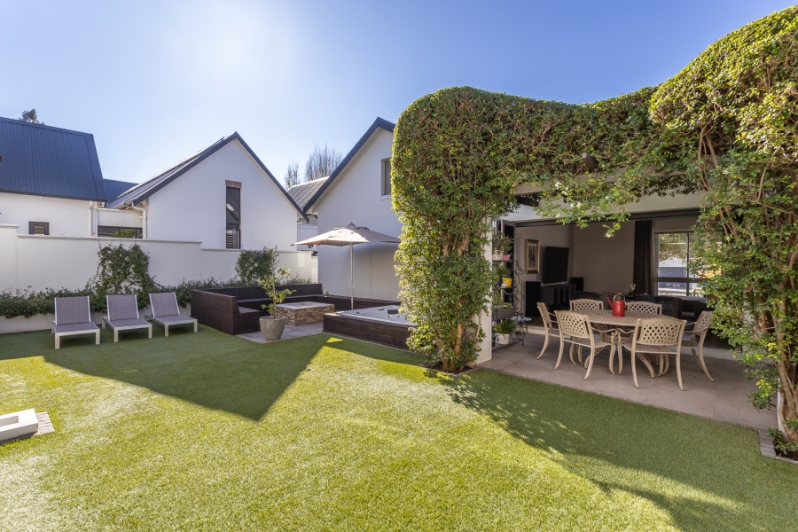 4 Bedroom Property for Sale in Lemoenkloof Western Cape